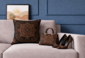 Ensemble décoratif élégant : coussins, sac à main et escarpins assortis