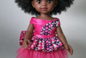 Poupée africaine artisanale en robe colorée