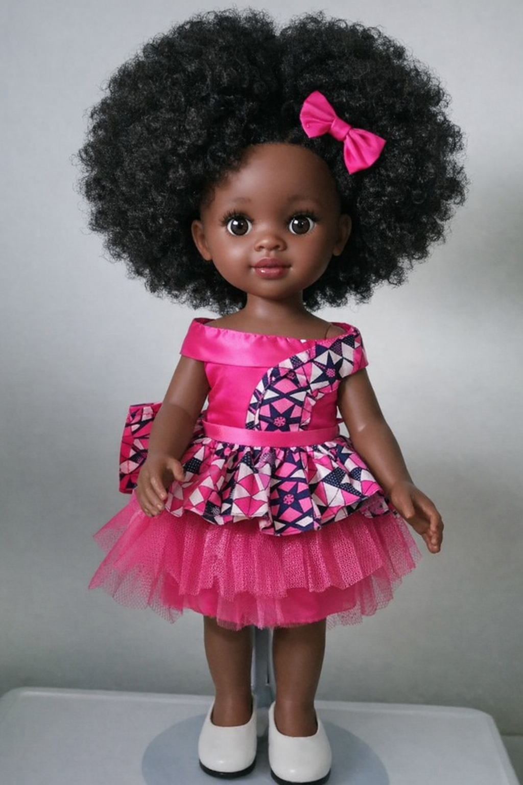 Poupée africaine artisanale en robe colorée