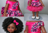 Poupée africaine artisanale en robe colorée