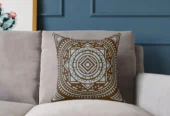 Ensemble décoratif élégant : coussins, sac à main et escarpins assortis